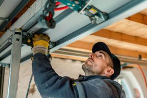 How to Choose the Right Garage Door Repair Service